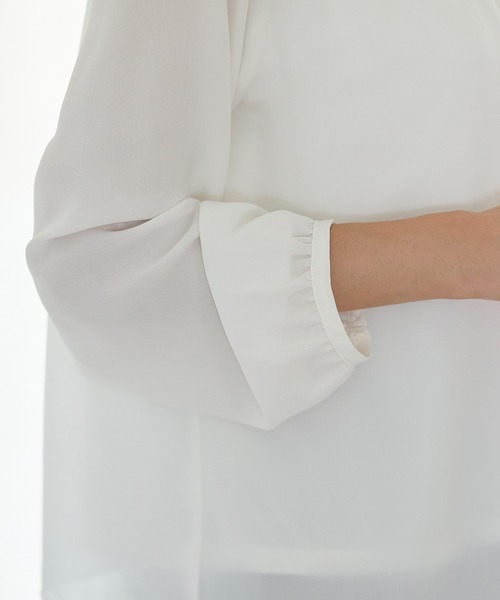 Honeys(ハニーズ)の「アクセ付ボウタイブラウス(シャツ/ブラウス・レディース・アイボリー/ブルーグリーン/ネイビー/ワインレッド/ブラウン・S/M/L/LL/3L)」の9枚目の写真