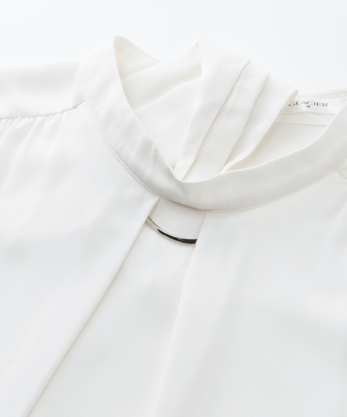 Honeys(ハニーズ)の「アクセ付ボウタイブラウス(シャツ/ブラウス・レディース・アイボリー/ブルーグリーン/ネイビー/ワインレッド/ブラウン・S/M/L/LL/3L)」の6枚目の写真