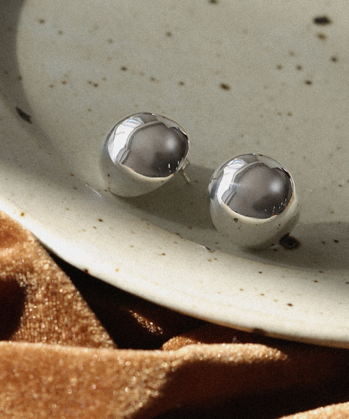 送関込【Annika Inez】Small Hemisphere Earrings 球体ピアス Small Hemisphere Earrings – Annika Inez
