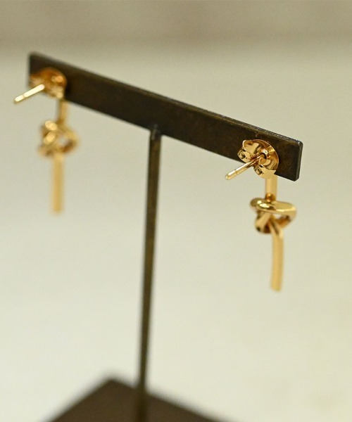 sowi（ソーイ）の「サージカルステンレス　Knot　ピアス（ピアス（両耳用）・レディース・ゴールド/シルバー・ﾌﾘ-）」の4枚目の写真