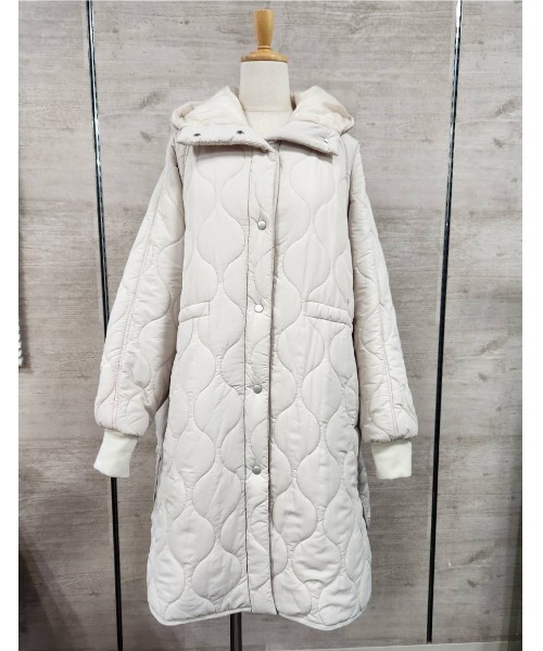 PREFERIR(プレフェリール)の「キルティング フードロングコート(ダウンジャケット/コート・レディース・オフホワイト/ブラック・MEDIUM)」の3枚目の写真