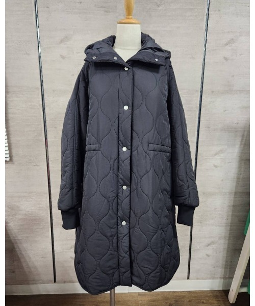 PREFERIR(プレフェリール)の「キルティング フードロングコート(ダウンジャケット/コート・レディース・オフホワイト/ブラック・MEDIUM)」の4枚目の写真