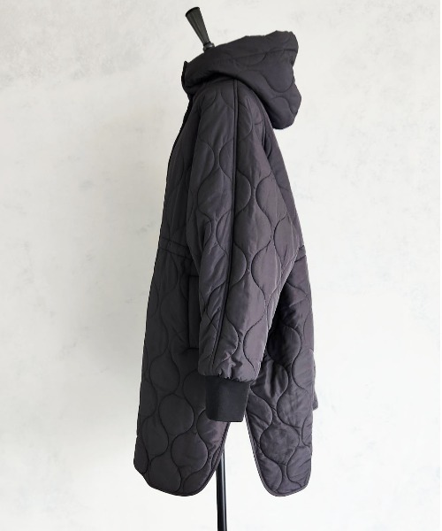 PREFERIR(プレフェリール)の「キルティング フードロングコート(ダウンジャケット/コート・レディース・オフホワイト/ブラック・MEDIUM)」の5枚目の写真