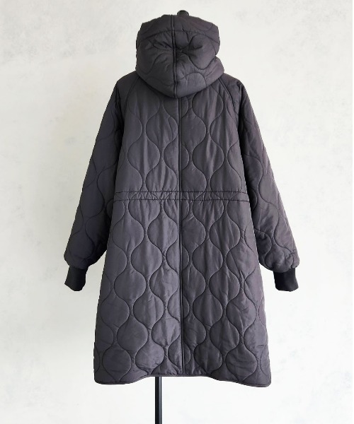 PREFERIR(プレフェリール)の「キルティング フードロングコート(ダウンジャケット/コート・レディース・オフホワイト/ブラック・MEDIUM)」の6枚目の写真