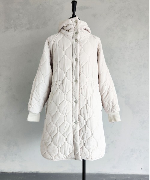 PREFERIR(プレフェリール)の「キルティング フードロングコート(ダウンジャケット/コート・レディース・オフホワイト/ブラック・MEDIUM)」の11枚目の写真