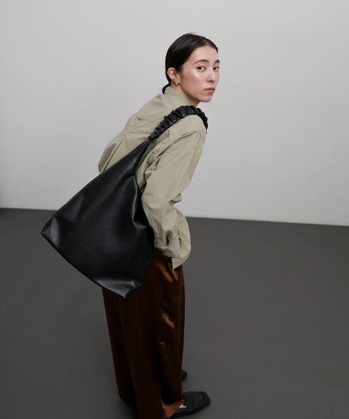 select MOCA（セレクトモカ）の「ギャザーハンドルトートバッグ（トートバッグ・レディース・ブラック/アイボリー・FREE）」の7枚目の写真