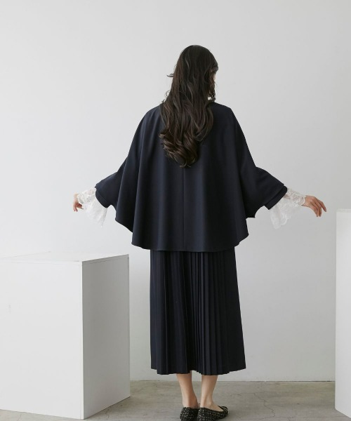 Callarus(カラルス)の「【入学式・卒業式・フォーマル】洗える防しわケープジャケットプリーツデザインワンピースアンサンブル(ケープ+バックプリーツワンピース)〔Callarus〕(スーツセット・レディース・ブラック/ネイビー・L/M/LL/3L)」の5枚目の写真