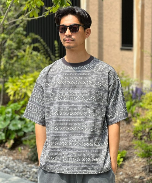 MAGIC NUMBER（マジック ナンバー）の「【MAGIC NUMBER】 FLOWER BORDER T-SHIRT フラワーボーダーティーシャツ（Tシャツ/カットソー・メンズ・ブルー/ブラック・LARGE/MEDIUM/X-LARGE）」の3枚目の写真