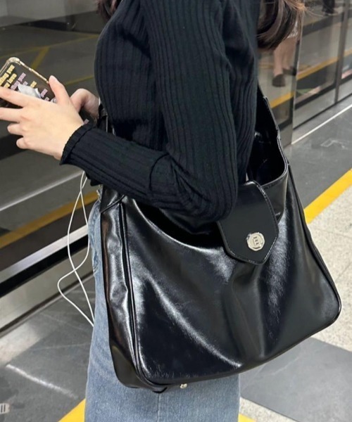 mebole（メボレ）の「レトロシーリングボタントート（ショルダーバッグ・レディース・ダークブラウン/ブラック・FREE）」の2枚目の写真