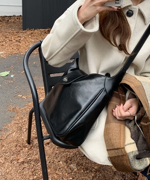 mebole（メボレ）の「レトロシーリングボタントート（ショルダーバッグ・レディース・ダークブラウン/ブラック・FREE）」の5枚目の写真