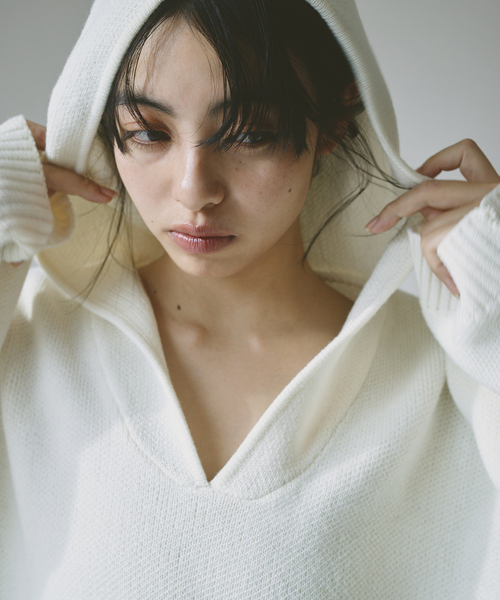 U by SPICK&SPAN（ユーバイスピックアンドスパン）の「オーバーニットフーディー（パーカー・レディース・アイボリー/ネイビー・FREE）」の12枚目の写真