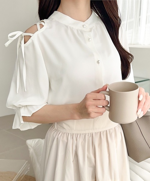 mily bilet（ミウィビレット）の「【mily bilet】大人の上品な肌見せ。前後2way肩開きリボン使いバンドカラーブラウス(フリル)（シャツ/ブラウス・レディース・ブルー/ブラック/ホワイト・MEDIUM/X-LARGE/LARGE/SMALL）」の2枚目の写真