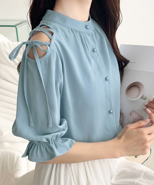 mily bilet（ミウィビレット）の「【mily bilet】大人の上品な肌見せ。前後2way肩開きリボン使いバンドカラーブラウス(フリル)（シャツ/ブラウス・レディース・ブルー/ブラック/ホワイト・MEDIUM/X-LARGE/LARGE/SMALL）」の3枚目の写真