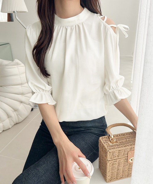 mily bilet（ミウィビレット）の「【mily bilet】大人の上品な肌見せ。前後2way肩開きリボン使いバンドカラーブラウス(フリル)（シャツ/ブラウス・レディース・ブルー/ブラック/ホワイト・MEDIUM/X-LARGE/LARGE/SMALL）」の22枚目の写真