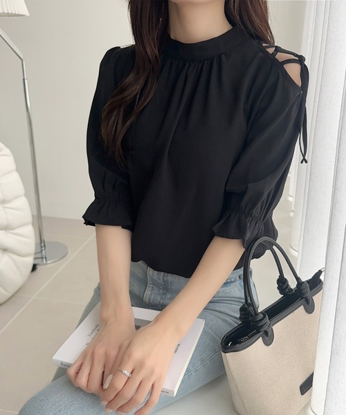 mily bilet（ミウィビレット）の「【mily bilet】大人の上品な肌見せ。前後2way肩開きリボン使いバンドカラーブラウス(フリル)（シャツ/ブラウス・レディース・ブルー/ブラック/ホワイト・MEDIUM/X-LARGE/LARGE/SMALL）」の6枚目の写真