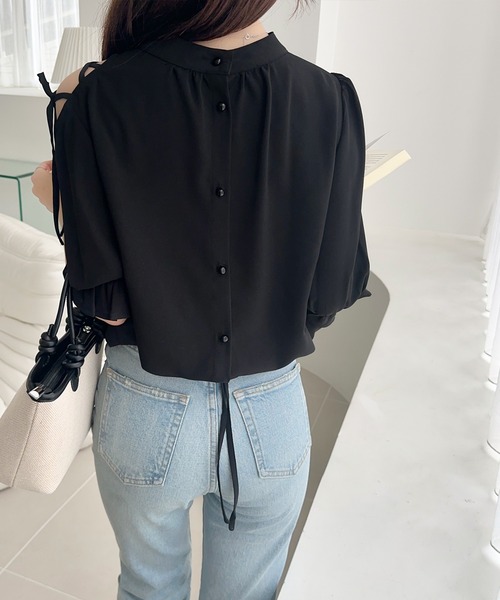 mily bilet（ミウィビレット）の「【mily bilet】大人の上品な肌見せ。前後2way肩開きリボン使いバンドカラーブラウス(フリル)（シャツ/ブラウス・レディース・ブルー/ブラック/ホワイト・MEDIUM/X-LARGE/LARGE/SMALL）」の8枚目の写真