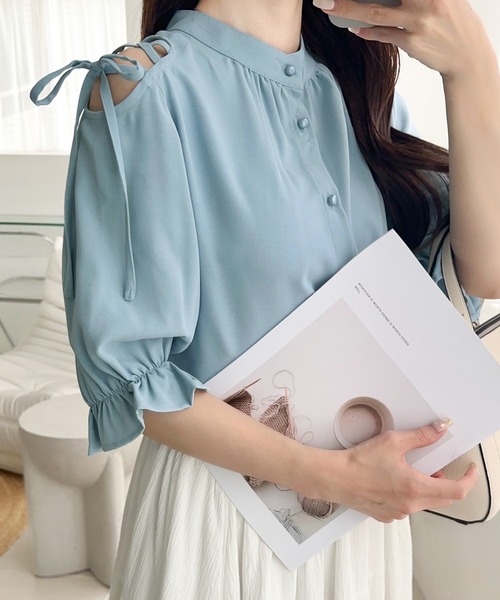 mily bilet（ミウィビレット）の「【mily bilet】大人の上品な肌見せ。前後2way肩開きリボン使いバンドカラーブラウス(フリル)（シャツ/ブラウス・レディース・ブルー/ブラック/ホワイト・MEDIUM/X-LARGE/LARGE/SMALL）」の17枚目の写真