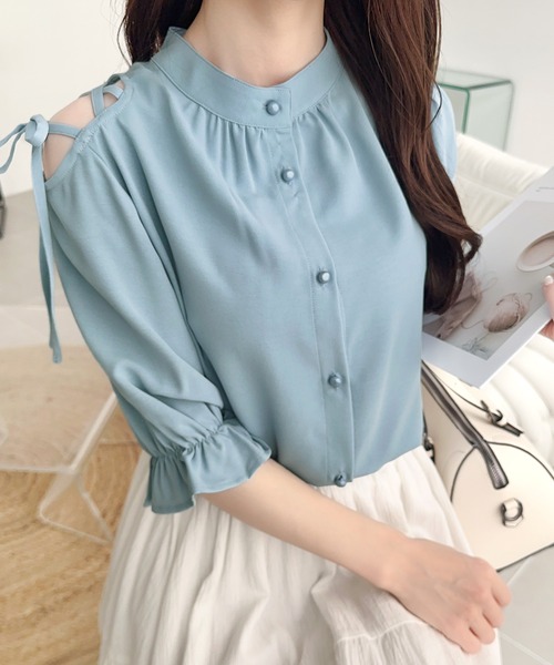 mily bilet（ミウィビレット）の「【mily bilet】大人の上品な肌見せ。前後2way肩開きリボン使いバンドカラーブラウス(フリル)（シャツ/ブラウス・レディース・ブルー/ブラック/ホワイト・MEDIUM/X-LARGE/LARGE/SMALL）」の15枚目の写真
