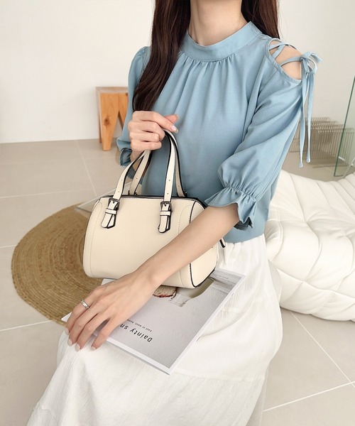 mily bilet（ミウィビレット）の「【mily bilet】大人の上品な肌見せ。前後2way肩開きリボン使いバンドカラーブラウス(フリル)（シャツ/ブラウス・レディース・ブルー/ブラック/ホワイト・MEDIUM/X-LARGE/LARGE/SMALL）」の10枚目の写真
