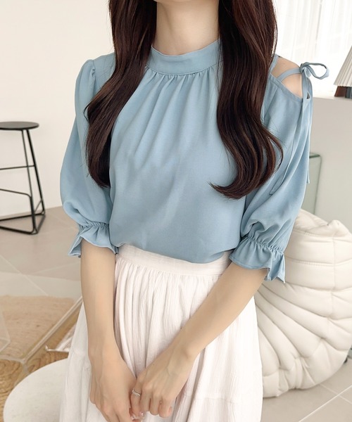 mily bilet（ミウィビレット）の「【mily bilet】大人の上品な肌見せ。前後2way肩開きリボン使いバンドカラーブラウス(フリル)（シャツ/ブラウス・レディース・ブルー/ブラック/ホワイト・MEDIUM/X-LARGE/LARGE/SMALL）」の9枚目の写真
