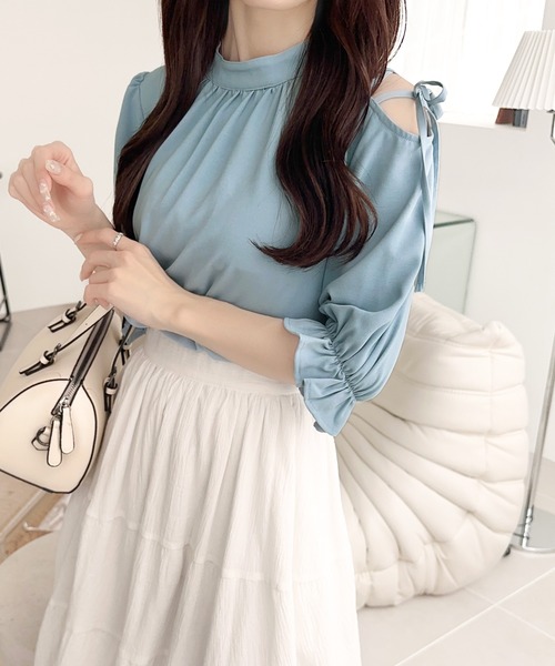 mily bilet（ミウィビレット）の「【mily bilet】大人の上品な肌見せ。前後2way肩開きリボン使いバンドカラーブラウス(フリル)（シャツ/ブラウス・レディース・ブルー/ブラック/ホワイト・MEDIUM/X-LARGE/LARGE/SMALL）」の11枚目の写真