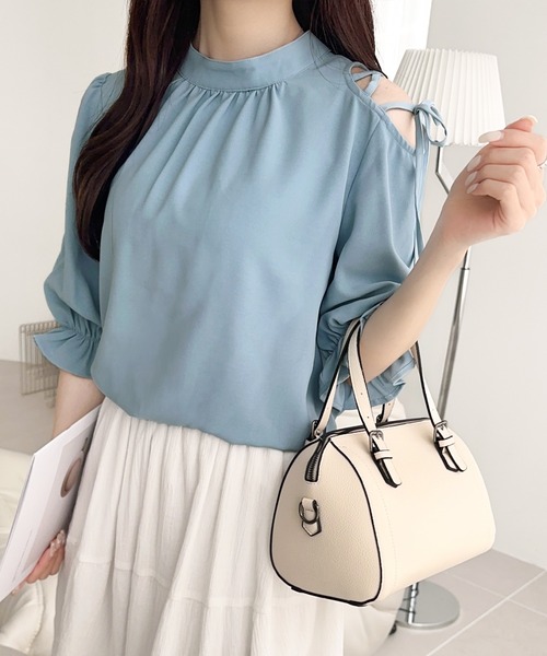 mily bilet（ミウィビレット）の「【mily bilet】大人の上品な肌見せ。前後2way肩開きリボン使いバンドカラーブラウス(フリル)（シャツ/ブラウス・レディース・ブルー/ブラック/ホワイト・MEDIUM/X-LARGE/LARGE/SMALL）」の5枚目の写真