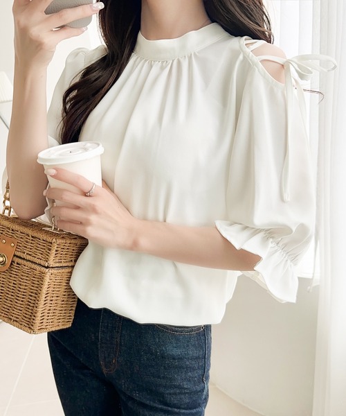 mily bilet（ミウィビレット）の「【mily bilet】大人の上品な肌見せ。前後2way肩開きリボン使いバンドカラーブラウス(フリル)（シャツ/ブラウス・レディース・ブルー/ブラック/ホワイト・MEDIUM/X-LARGE/LARGE/SMALL）」の4枚目の写真