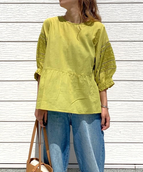 Q（キュー）の「モスコットンエンブロイダリーブラウス（シャツ/ブラウス・レディース・マスタード/ブラック・MEDIUM）」の2枚目の写真