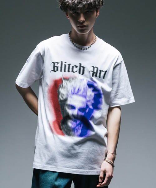 Rocky Monroe(ロッキーモンロー)の「オーバーサイズ グリッチアートグラフィックロゴプリントクールネック半袖Tシャツ(Tシャツ/カットソー・メンズ・ホワイト/ブラック・XXL/XL/L/M)」の1枚目の写真