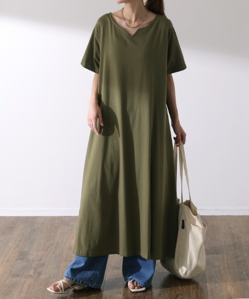 HUG.U(ハグユー)の「ゆったりTシャツワンピース(ワンピース・レディース・スモークピンク/カーキ/ブラック/ホワイト/ライトグレー/アッシュグレー/ブルー・FREE)」の5枚目の写真