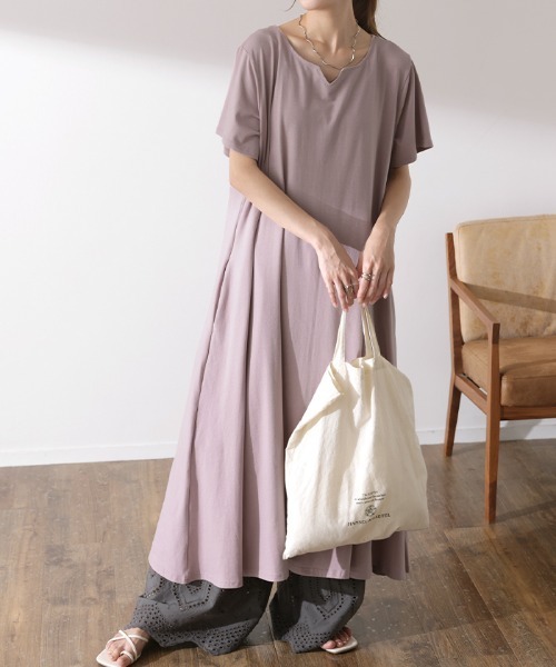 HUG.U(ハグユー)の「ゆったりTシャツワンピース(ワンピース・レディース・スモークピンク/カーキ/ブラック/ホワイト/ライトグレー/アッシュグレー/ブルー・FREE)」の7枚目の写真