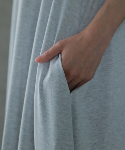 HUG.U(ハグユー)の「ゆったりTシャツワンピース(ワンピース・レディース・スモークピンク/カーキ/ブラック/ホワイト/ライトグレー/アッシュグレー/ブルー・FREE)」の9枚目の写真