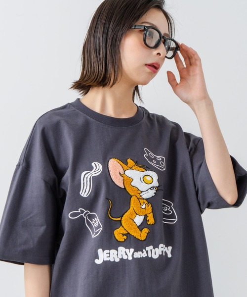 Tom&Jerry(トムアンドジェリー)の「【TOM AND JERRY/トムとジェリー】オリジナルデザインTシャツ ジェリー タフィー ドロップショルダー ビッグシルエット ユニセックス(Tシャツ/カットソー・メンズ・ベージュ系その他/ベージュ系その他2/ホワイト系その他3/パープル系その他3/ホワイト系その他2/ブルー系その他/ベージュ系その他5/ホワイト系その他4/パープル系その他5/ブラック系その他4/ブルー系その他7/ホワイト系その他7/ベージュ系その他6/ブラック系その他6・SMALL/LARGE/MEDIUM/X-LARGE)」の6枚目の写真