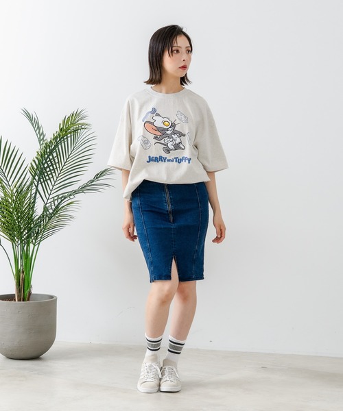 Tom&Jerry(トムアンドジェリー)の「【TOM AND JERRY/トムとジェリー】オリジナルデザインTシャツ ジェリー タフィー ドロップショルダー ビッグシルエット ユニセックス(Tシャツ/カットソー・メンズ・ベージュ系その他/ベージュ系その他2/ホワイト系その他3/パープル系その他3/ホワイト系その他2/ブルー系その他/ベージュ系その他5/ホワイト系その他4/パープル系その他5/ブラック系その他4/ブルー系その他7/ホワイト系その他7/ベージュ系その他6/ブラック系その他6・SMALL/LARGE/MEDIUM/X-LARGE)」の16枚目の写真