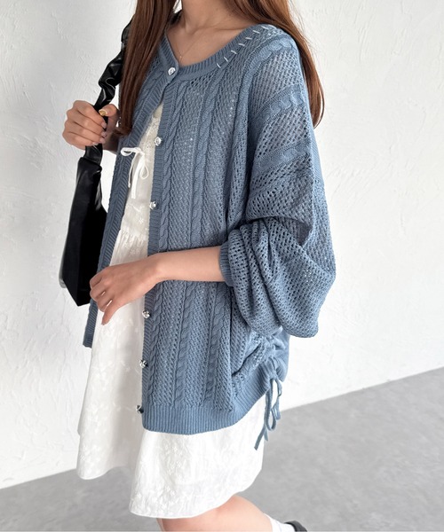 kutir（クティール）の「ハートボタンドロスト透かし編みカーディガン（カーディガン/ボレロ・レディース・レッド/サックスブルー/アイボリー・FREE）」の3枚目の写真