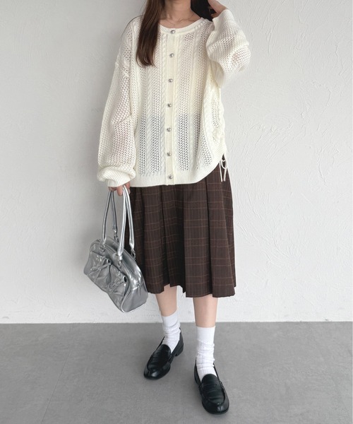 kutir（クティール）の「ハートボタンドロスト透かし編みカーディガン（カーディガン/ボレロ・レディース・レッド/サックスブルー/アイボリー・FREE）」の8枚目の写真