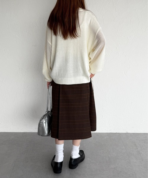 kutir（クティール）の「ハートボタンドロスト透かし編みカーディガン（カーディガン/ボレロ・レディース・レッド/サックスブルー/アイボリー・FREE）」の10枚目の写真