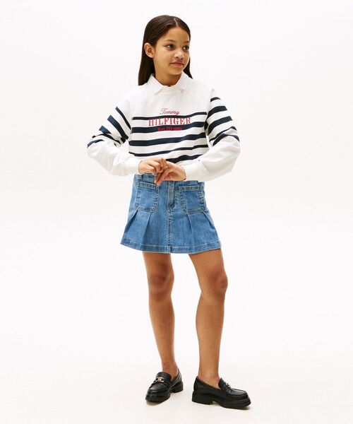 TOMMY HILFIGER（トミーヒルフィガー）の「GIRLS プリーツデニムスカート（スカート・キッズ・ブルー・130cm/160cm/150cm/140cm）」の2枚目の写真
