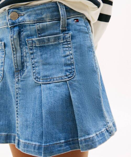 TOMMY HILFIGER（トミーヒルフィガー）の「GIRLS プリーツデニムスカート（スカート・キッズ・ブルー・130cm/160cm/150cm/140cm）」の3枚目の写真