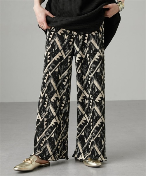 Soiunique（スワユニーク）の「デザイン総柄クリスタルプリーツパンツ［Soiunique］（その他パンツ・レディース・ブラック系1/ブラック系3/ブラウン系/ブラック系2・M/L）」の2枚目の写真