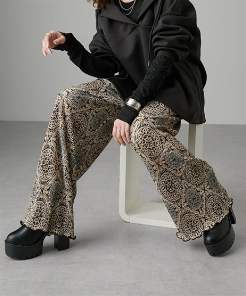 Soiunique（スワユニーク）の「デザイン総柄クリスタルプリーツパンツ［Soiunique］（その他パンツ・レディース・ブラック系1/ブラック系3/ブラウン系/ブラック系2・M/L）」の4枚目の写真