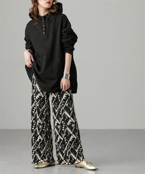 Soiunique（スワユニーク）の「デザイン総柄クリスタルプリーツパンツ［Soiunique］（その他パンツ・レディース・ブラック系1/ブラック系3/ブラウン系/ブラック系2・M/L）」の12枚目の写真