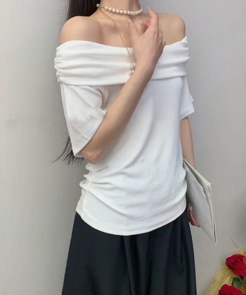 Lace Ladies（レースレディース）の「オフショルダー サイド シャーリング 半袖 カットソー（Tシャツ/カットソー・レディース・ブラック/アイボリー・M/XL）」の2枚目の写真