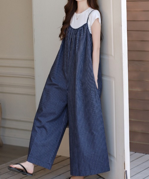 a lot of love(ア ロット オブ ラブ)の「ピンストライプ ワイドシルエットサロペット(パンツドレス・レディース・グレー/ブルー/ネイビー・FREE)」の4枚目の写真
