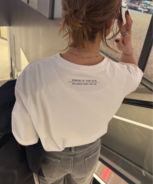 ISOOK（アイスー）の「オリジナルフォトプリントTシャツ(chiica original) / グラフィック フォトデザイン プリントT 半袖 オーバーサイズ ビックシルエット オーバーTシャツ メンズライク モード モノトーン モノクロ ホワイト 白 グレー（Tシャツ/カットソー・レディース・ホワイト/グレー・FREE）」の4枚目の写真