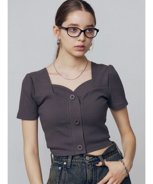 EMODA（エモダ）の「フロントボタンショートリブトップ（Tシャツ/カットソー・レディース・グレー/ホワイト/ピンク/ブラック/レッド・FREE）」の3枚目の写真
