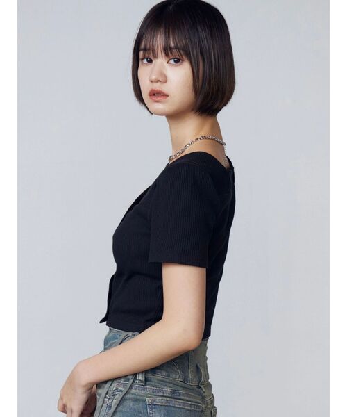 EMODA（エモダ）の「フロントボタンショートリブトップ（Tシャツ/カットソー・レディース・グレー/ホワイト/ピンク/ブラック/レッド・FREE）」の10枚目の写真