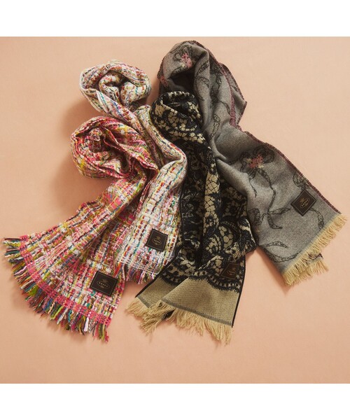 TOCCA（トッカ）の「TWEED STOLE ストール（マフラー・レディース・ピンク系/アイボリー系/レッド系/スカイブルー系・F）」の7枚目の写真