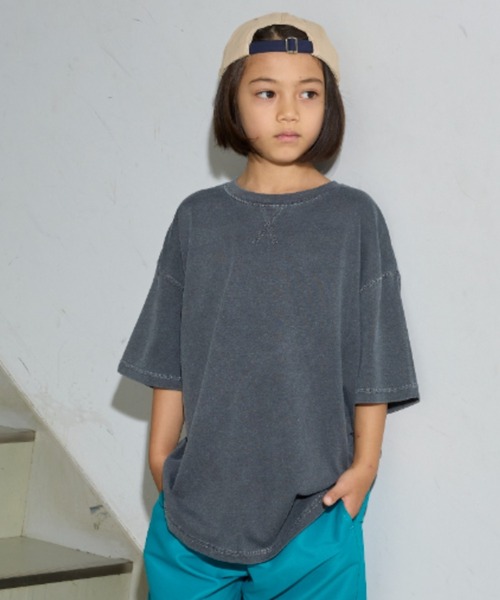 Auntie Rosa Holiday（アンティローザホリデー）の「オーバーサイズピグメントTEE（Tシャツ/カットソー・キッズ・ブラック/チャコールグレー/グリーン/ネイビー・130/140/150/160）」の2枚目の写真