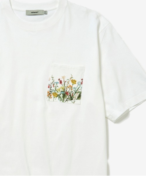 rehacer（レアセル）の「rehacer : Garden Flower Relax Fit Pocket T-shirt  / ガーデンフラワー リラックスフィット ポケットTシャツ（Tシャツ/カットソー・メンズ・ホワイト/ブラック・SMALL/MEDIUM/LARGE/X-LARGE）」の2枚目の写真